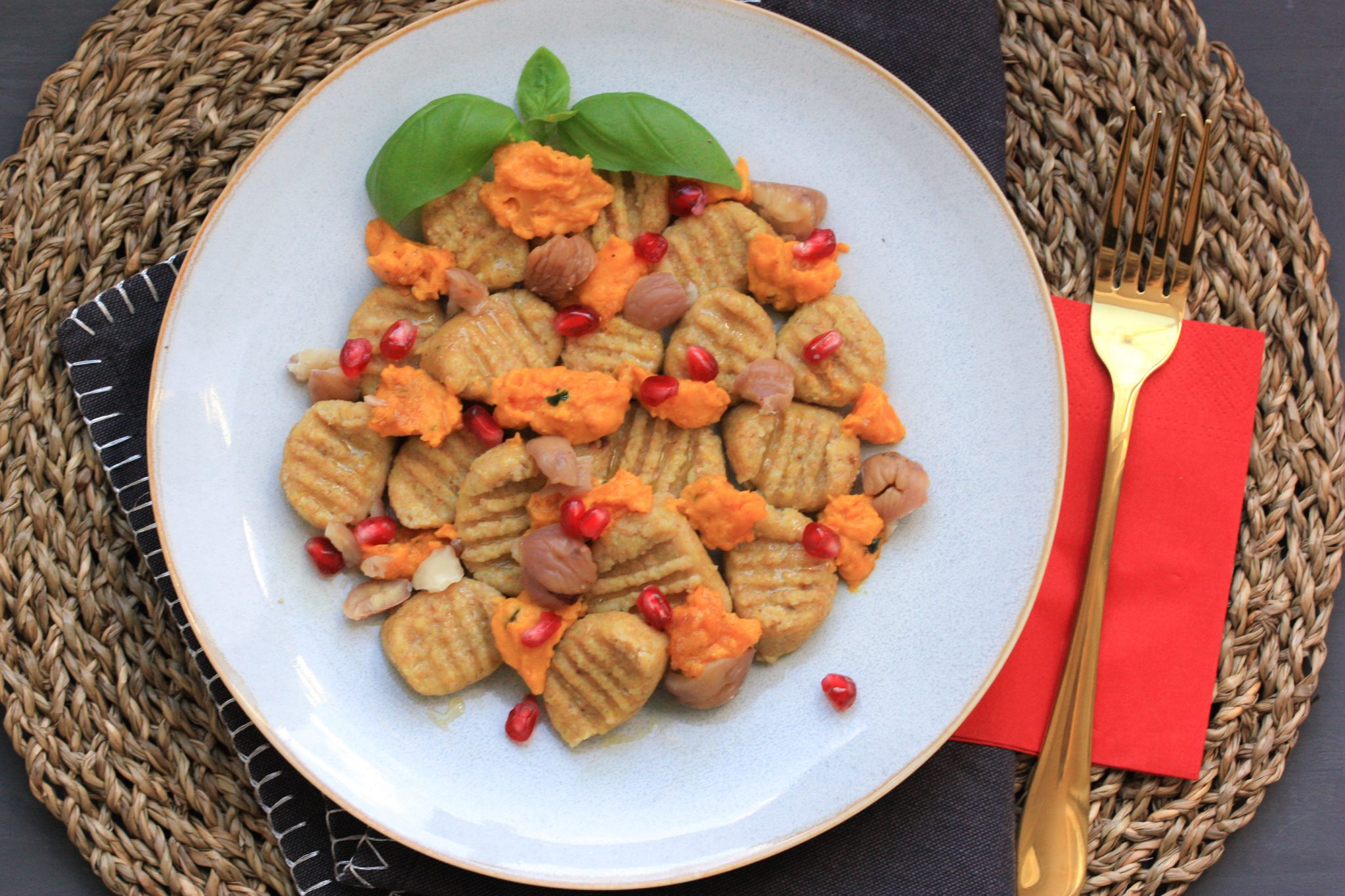 Vollkorn-Gnocchi mit Kürbis-Maroni-Granatapfel-Sauce – vollwertigleben